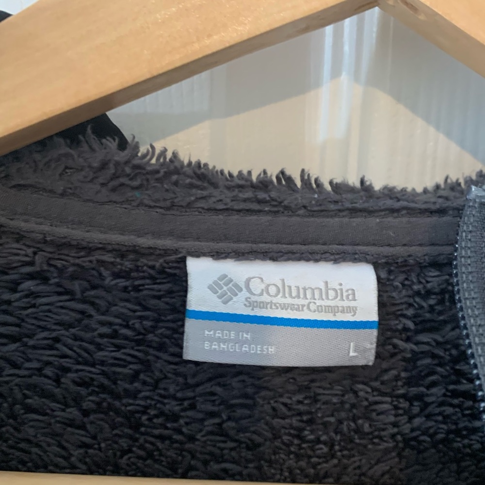 Mens Columbia Omni-Wind Black hooded jacket. Gently used. Flaws shown. Large - Picture 9 of 14